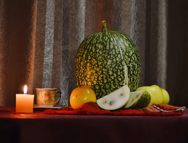 Bodegón con calabaza, fruta y una vela — Foto de Stock