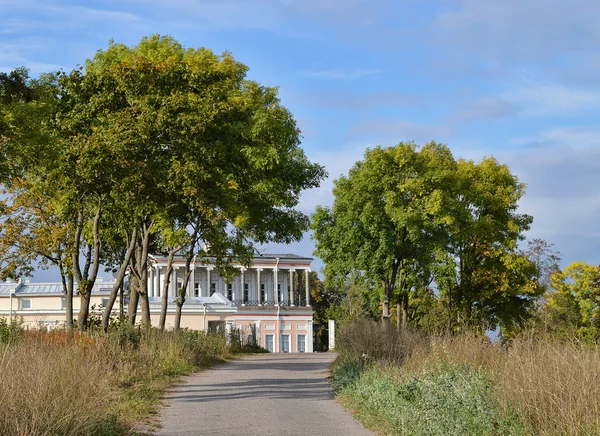 Paisagem com vista para o Palácio Belvedere em Peterhof . — Fotografia de Stock