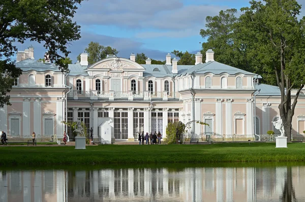 Paisagem com palácio chinês e lagoa .Oranienbaum . — Fotografia de Stock