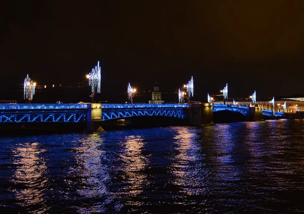 Festival aydınlatma Palace Bridge. St. Petersburg.