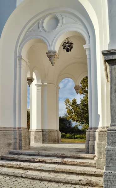 Arco da Igreja do Santo Mártir Tsarina Alexandra. Peterhof... . — Fotografia de Stock