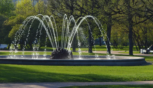 La fuente en el parque de la ciudad. Fotos De Stock Sin Royalties Gratis