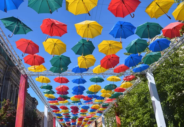 Alley soaring umbrellas. Saint Petersburg. — Stock fotografie