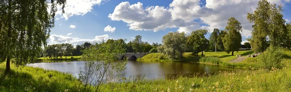 Paisaje suburbano con un estanque y un puente en Pavlovsk . Imagen De Stock