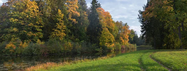 Podzimní krajina s rybníkem v předměstském parku. — Stock fotografie