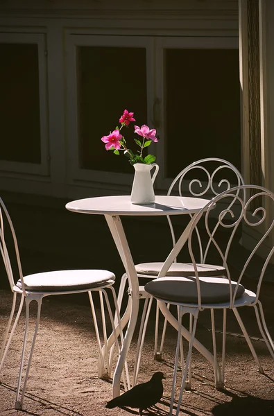 Tafel en stoelen in een café. Stockfoto