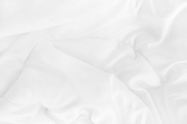 Yatak odasındaki beyaz çarşafı ve kırışık battaniyeyi kapat. Sabah uyandıktan sonra..