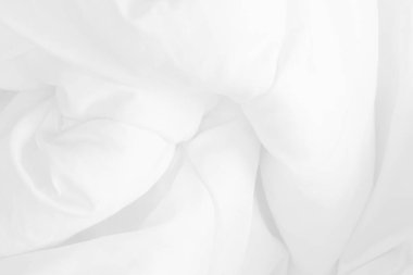 Yatak odasındaki beyaz çarşafı ve kırışık battaniyeyi kapat. Sabah uyandıktan sonra..