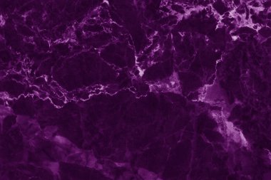 Koyu mor mermer üst görünüm arkaplanı pürüzsüz sim desenli.