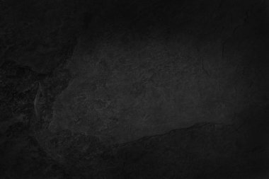 Arka plan ve tasarım çalışmaları için yüksek çözünürlüklü doğal desenli koyu gri kayrak dokusu. Siyah taş duvar.