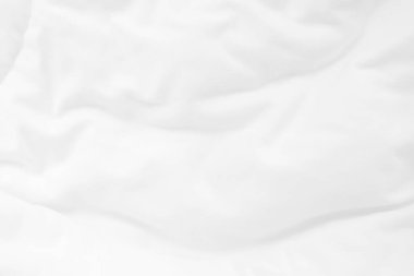 Yatak odasındaki beyaz çarşafı ve kırışık battaniyeyi kapat. Sabah uyandıktan sonra..