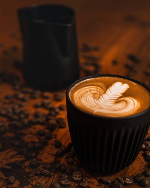 Kahve masasında kahve sanatı var.