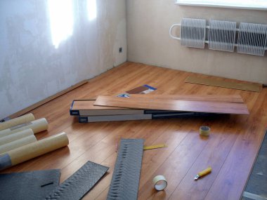 yenilenmekte olan bir odaya ahşap kaplama işlemi