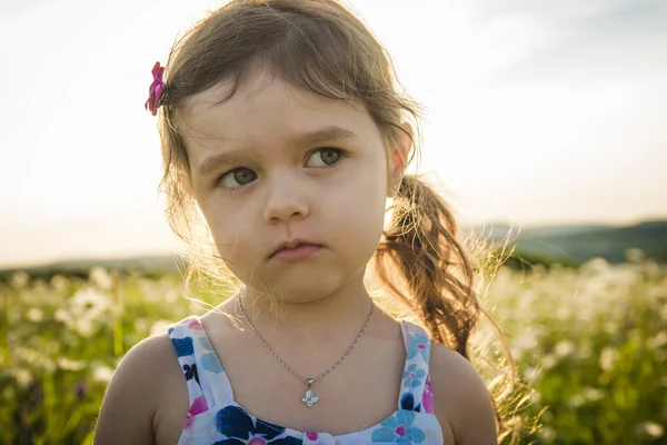 Portrait de cinq ans caucasien enfant fille coucher de soleil — Photo
