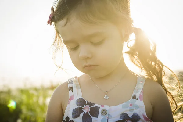 5 歳白人子女の子日没の肖像画 — ストック写真