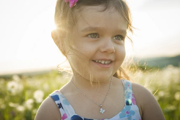 Portrait de cinq ans caucasien enfant fille coucher de soleil — Photo