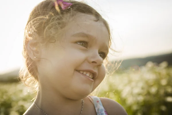 Porträtt av fem år gammal kaukasiska barn flicka sunset — Stockfoto