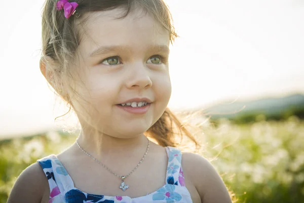 Portrait de cinq ans caucasien enfant fille coucher de soleil — Photo