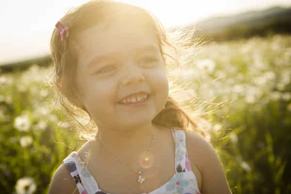 Portrét pěti let běloch dítě dívka slunce — Stock fotografie