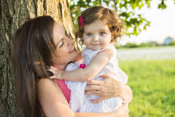 Happy joyful mother with daughter daisy field — Stock Photo, Image