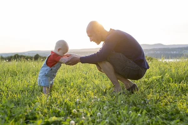 Père et bébé au coucher du soleil — Photo