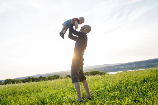 Heureux père joyeux avec bébé — Photo