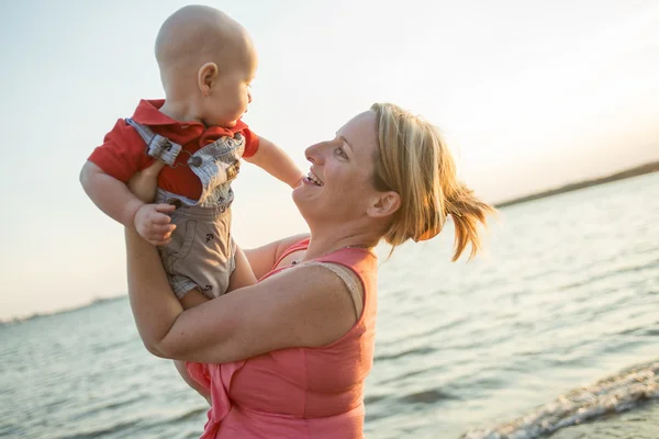 Lifestyle photo normal family with baby boys on the ocean coast — Stock Photo, Image