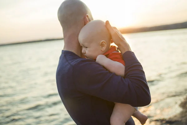 Heureux père joyeux avec bébé — Photo