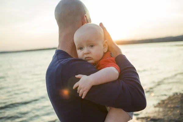 Heureux père joyeux avec bébé — Photo