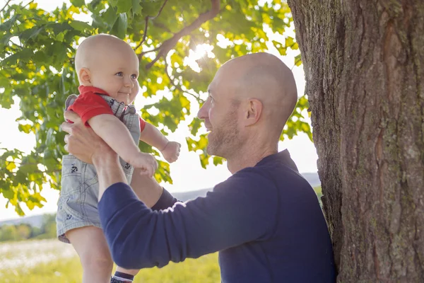 Heureux père joyeux avec bébé — Photo