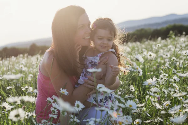 Happy joyful mother with daughter daisy field — Stock Photo, Image