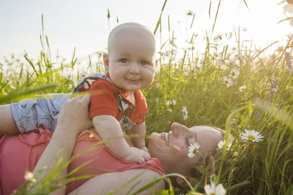 Heureuse mère joyeuse avec son champ de marguerite — Photo