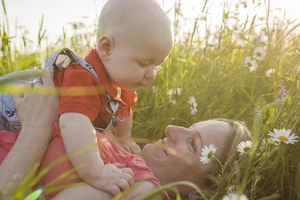 Heureuse mère joyeuse avec son champ de marguerite — Photo