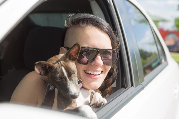 Mujer y perro en coche en los viajes de verano . —  Fotos de Stock