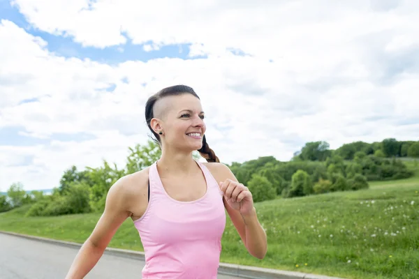 Mujer deportiva corriendo al aire libre en el parque —  Fotos de Stock