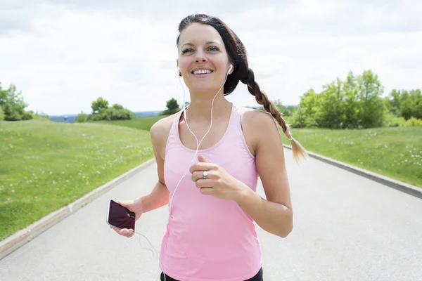 Sportliche Frau läuft im Park im Freien — Stockfoto