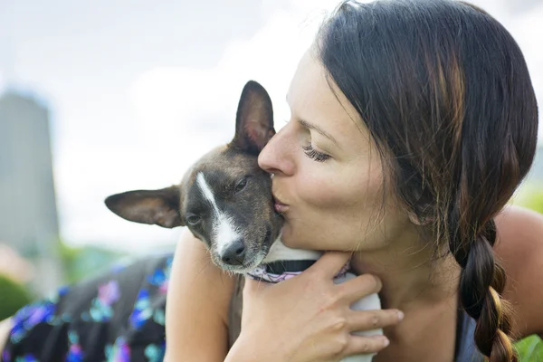 Parkta köpeği olan kız. — Stok fotoğraf