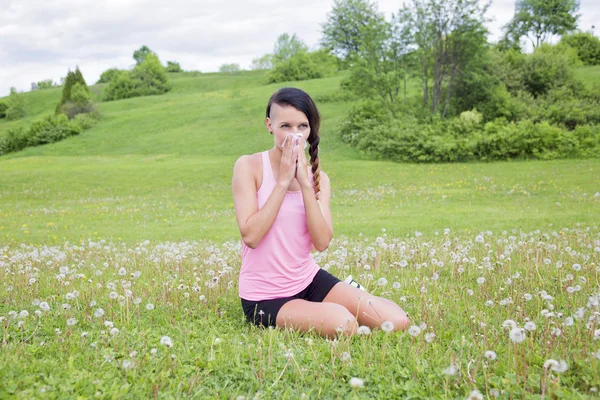 Mladá žena trpí alergií na pyl na jaře — Stock fotografie