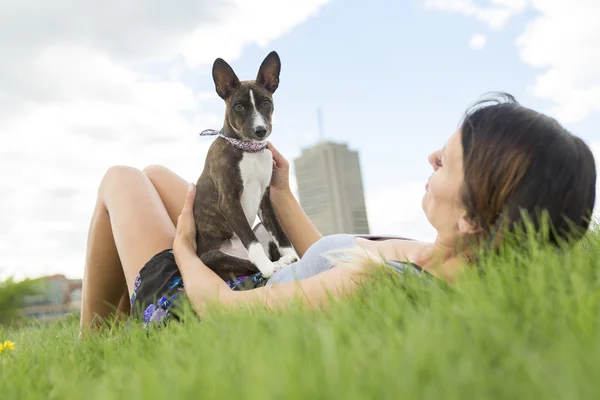 Девушка с собакой в парке — стоковое фото