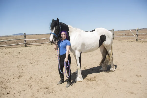 Menina adolescente bonita na fazenda com seu cavalo . — Fotografia de Stock