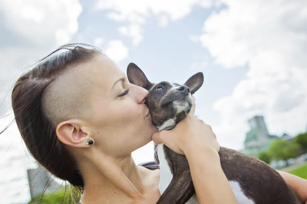 Chica con un perro en el parque — Foto de Stock