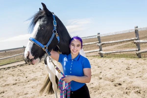 Schöne Teen Mädchen auf dem Bauernhof mit ihrem Pferd. — Stockfoto