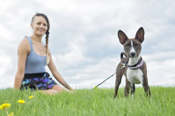 Fille avec un chien dans le parc — Photo