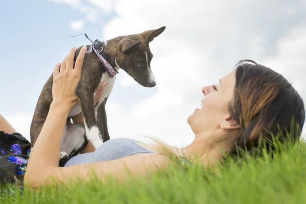 Chica con un perro en el parque —  Fotos de Stock