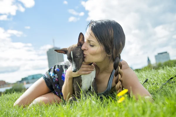 Chica con un perro en el parque — Foto de Stock