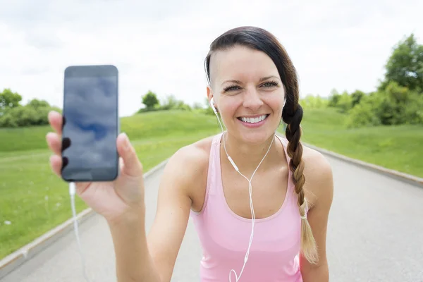 Mujer deportiva corriendo al aire libre en el parque — Foto de Stock