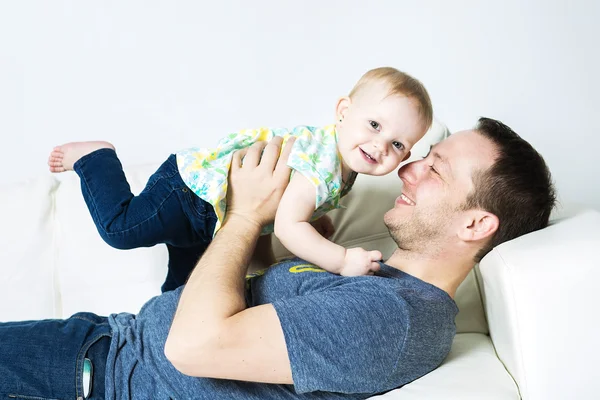 Pai com bebê no sofá levando um bom tempo — Fotografia de Stock