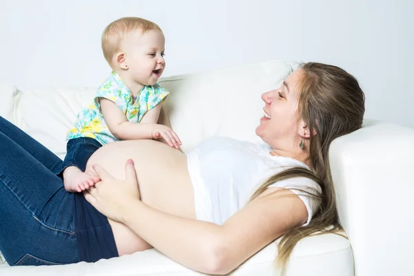 Mother with baby on the sofa taking good time — Stock Photo, Image