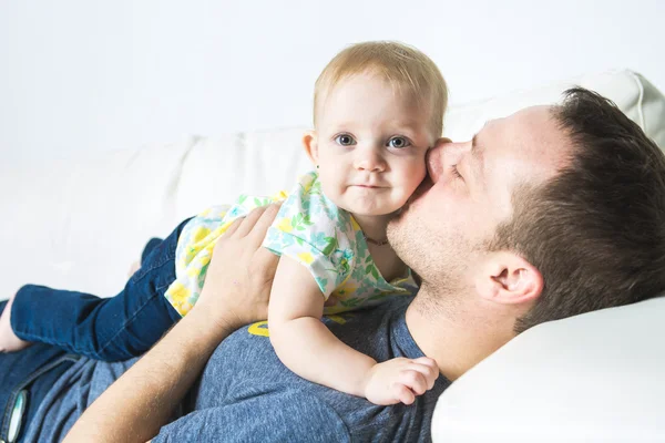 Père avec bébé sur le canapé prendre du temps — Photo