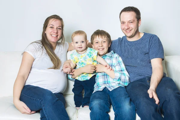 Jeune famille avec deux enfants — Photo